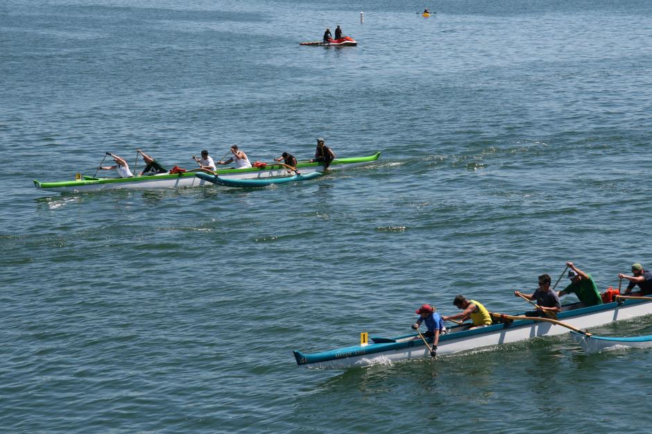 outrigger racers